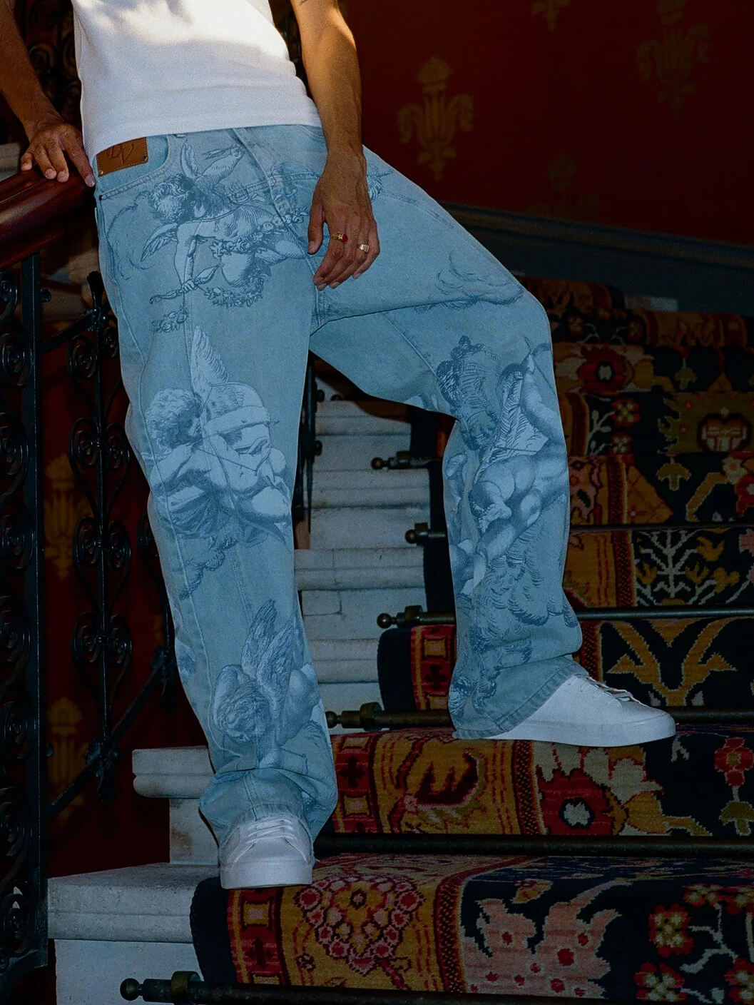 Jeans Azules Desgastados con Estampado de Cupido