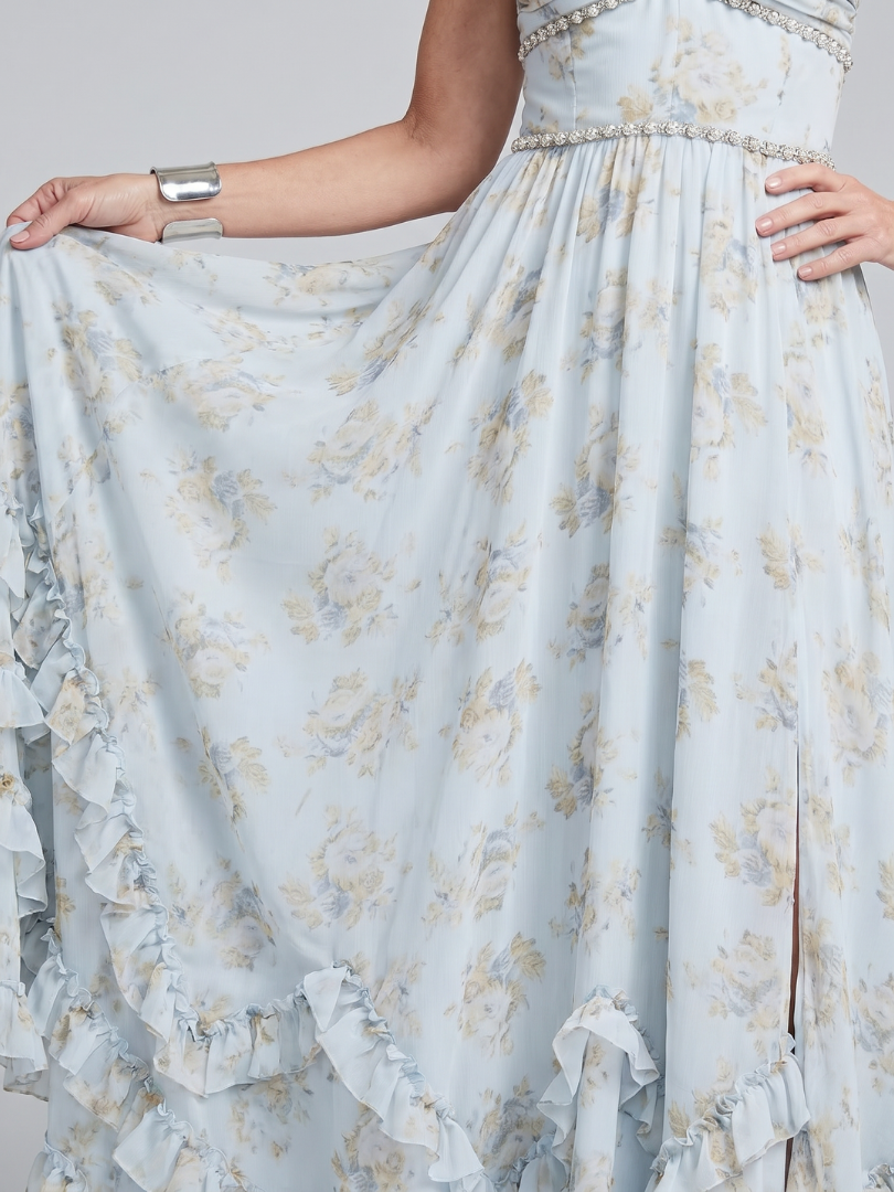 Vestido largo con cuello halter, estampado floral y tirantes con pedrería