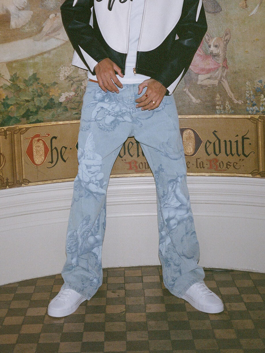 Jeans Azules Desgastados con Estampado de Cupido