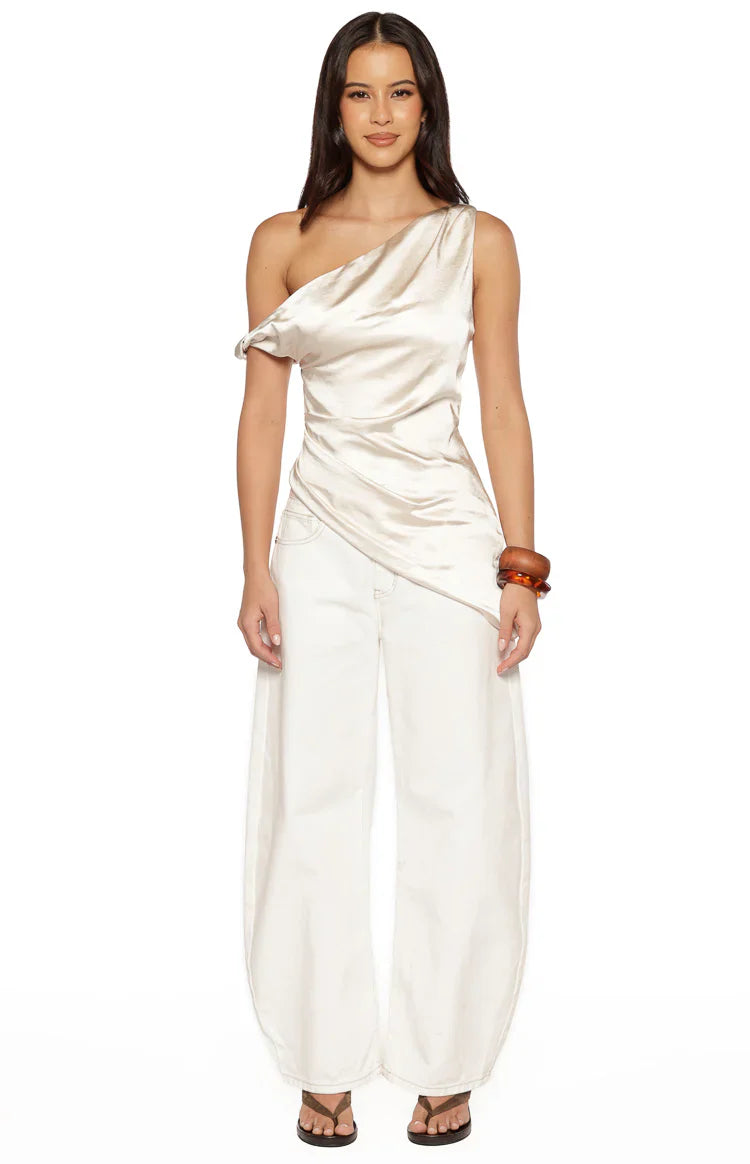 Top asimétrico de satén color crema de Celine