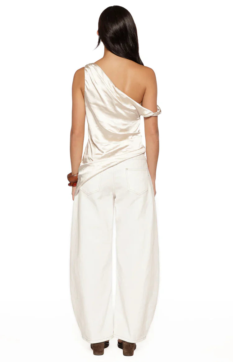 Top asimétrico de satén color crema de Celine