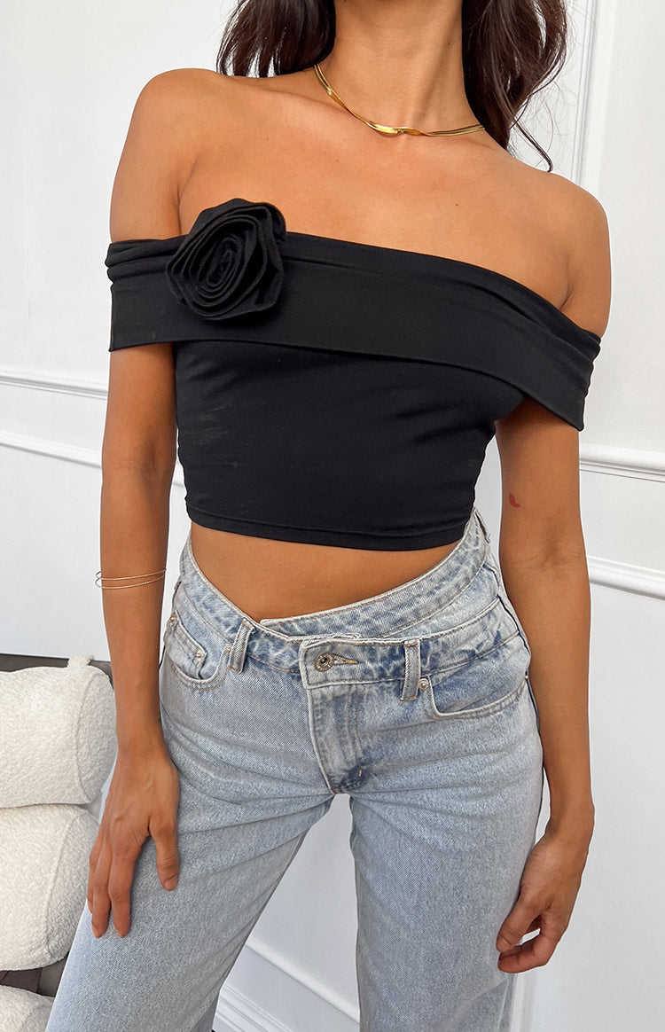 Top corto de rosas Hadley con hombros descubiertos