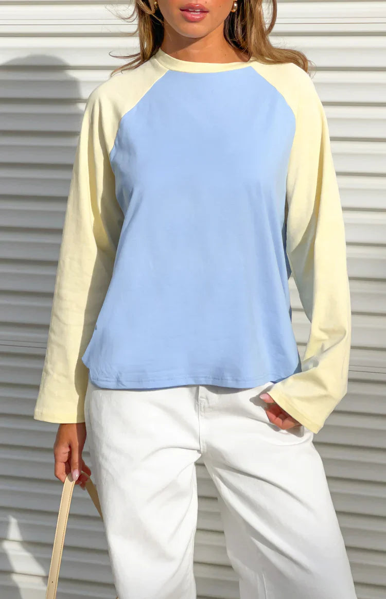Top Perry con mangas raglán en azul en contraste