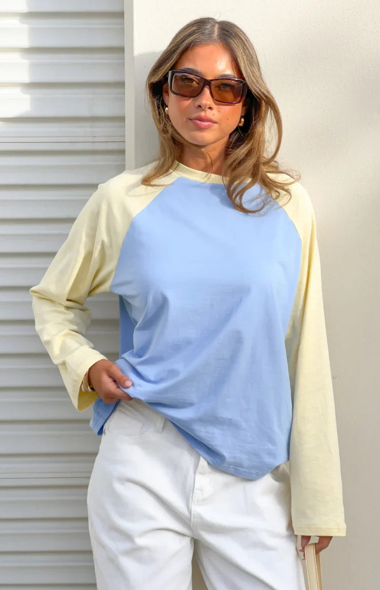 Top Perry con mangas raglán en azul en contraste