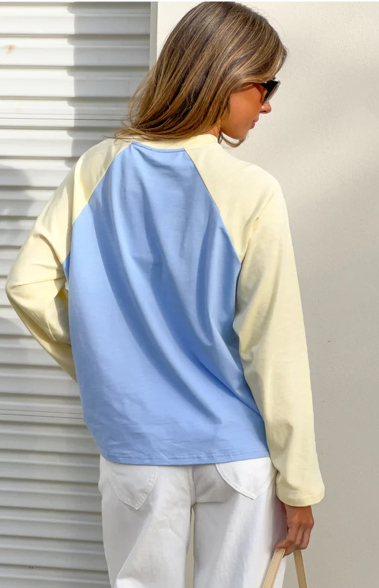 Top Perry con mangas raglán en azul en contraste