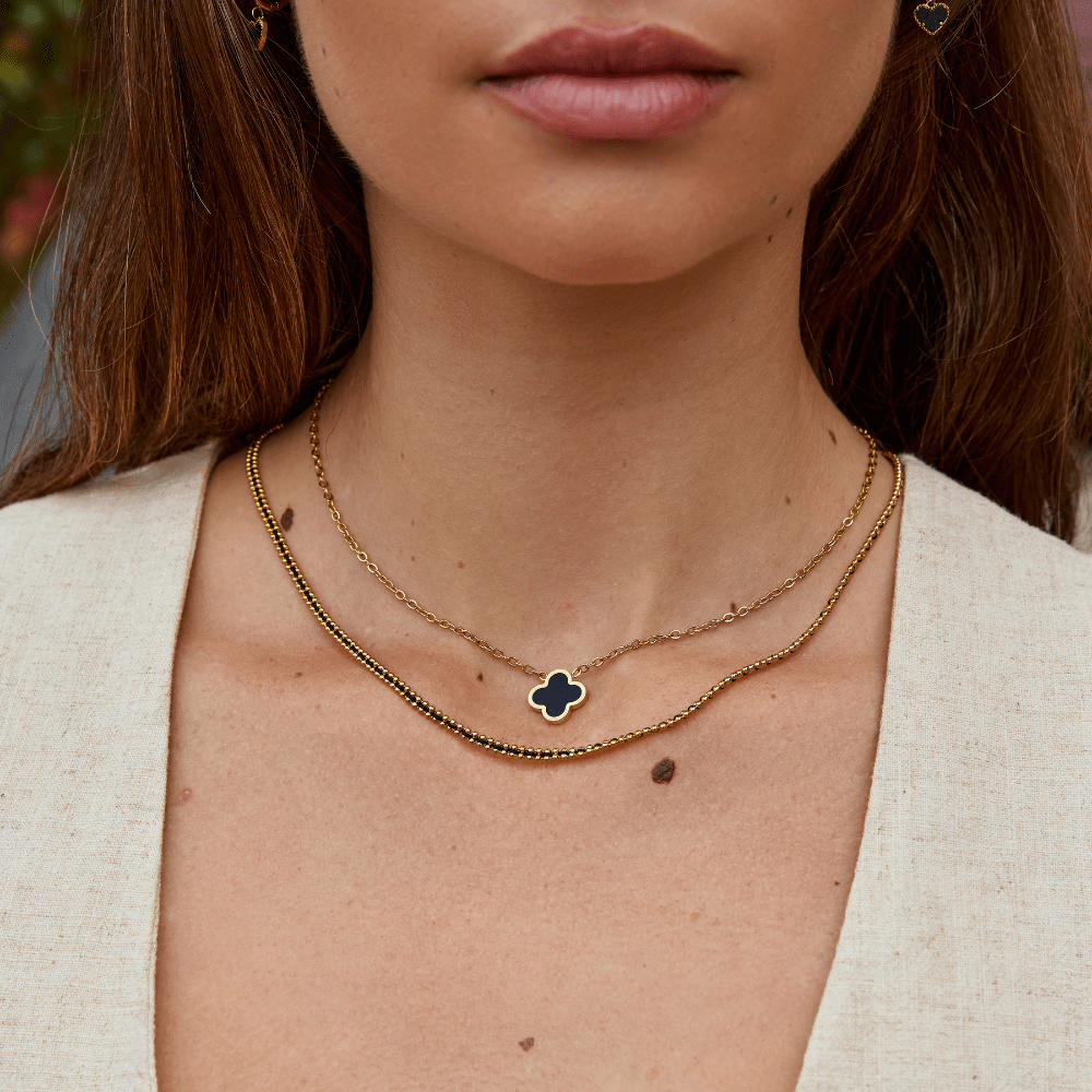 Collar de trébol negro