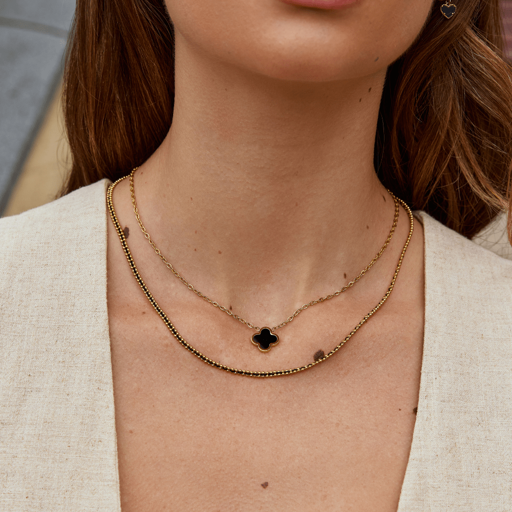 Collar de trébol negro