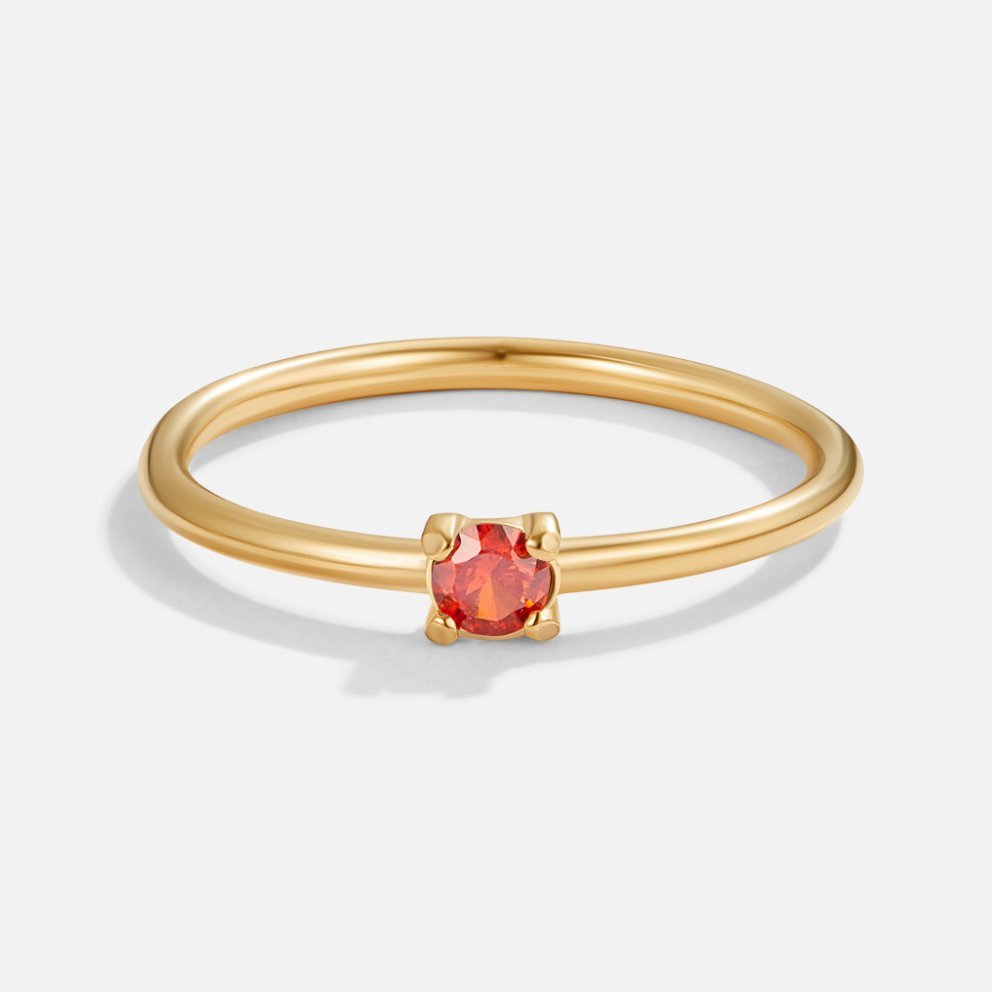 Anillo de oro de 18 quilates con la piedra de nacimiento de julio