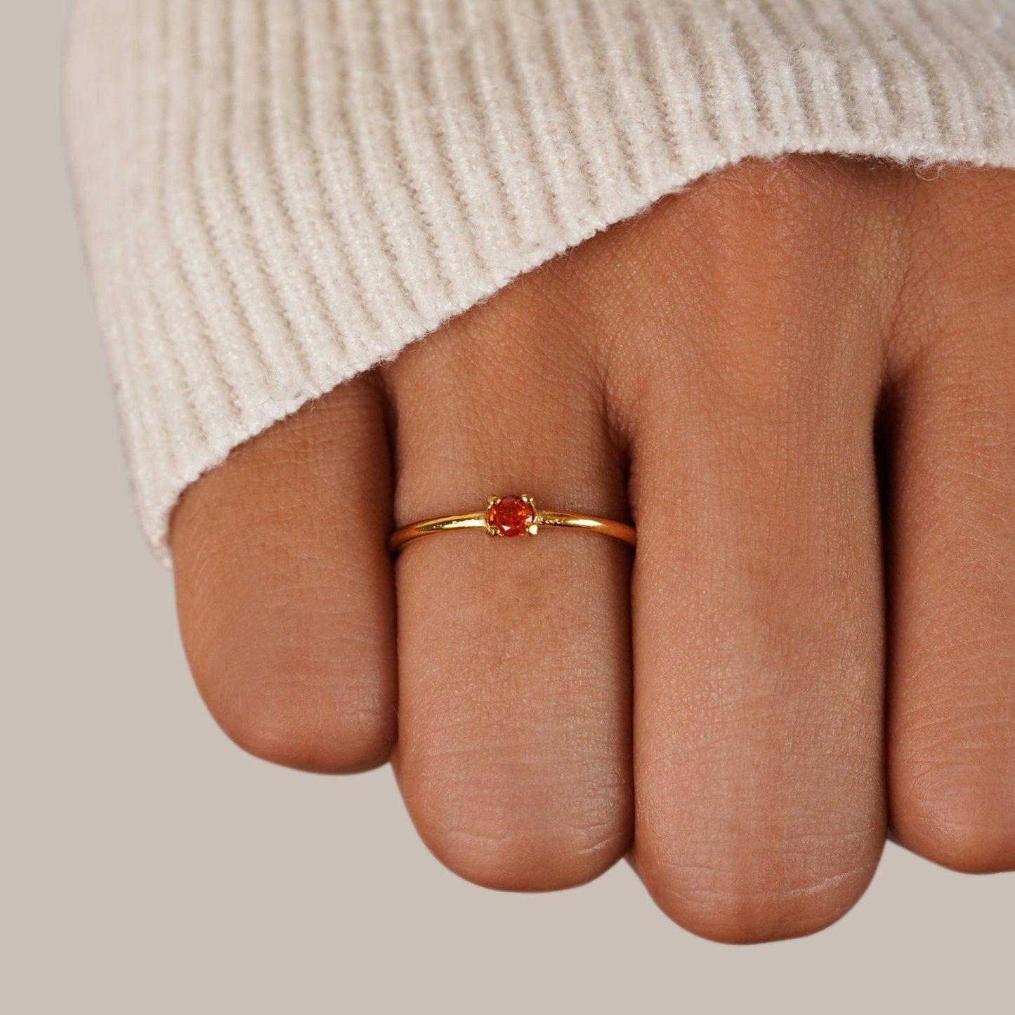Anillo de oro de 18 quilates con la piedra de nacimiento de julio