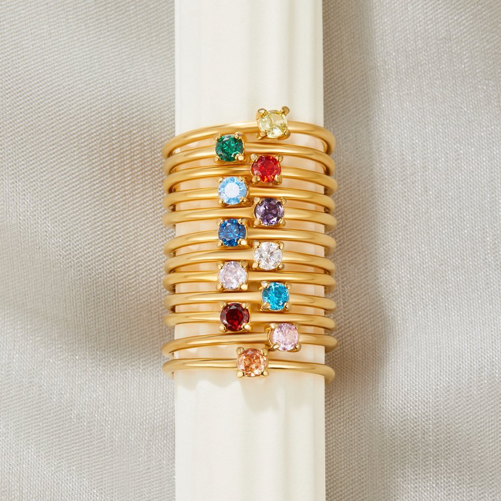Anillo de oro de 18 quilates con la piedra de nacimiento de julio
