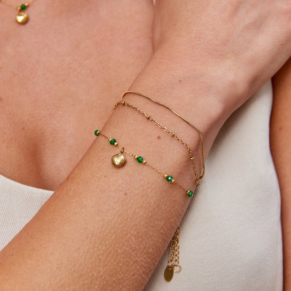 Pulsera  de concha dorada y cuentas verdes