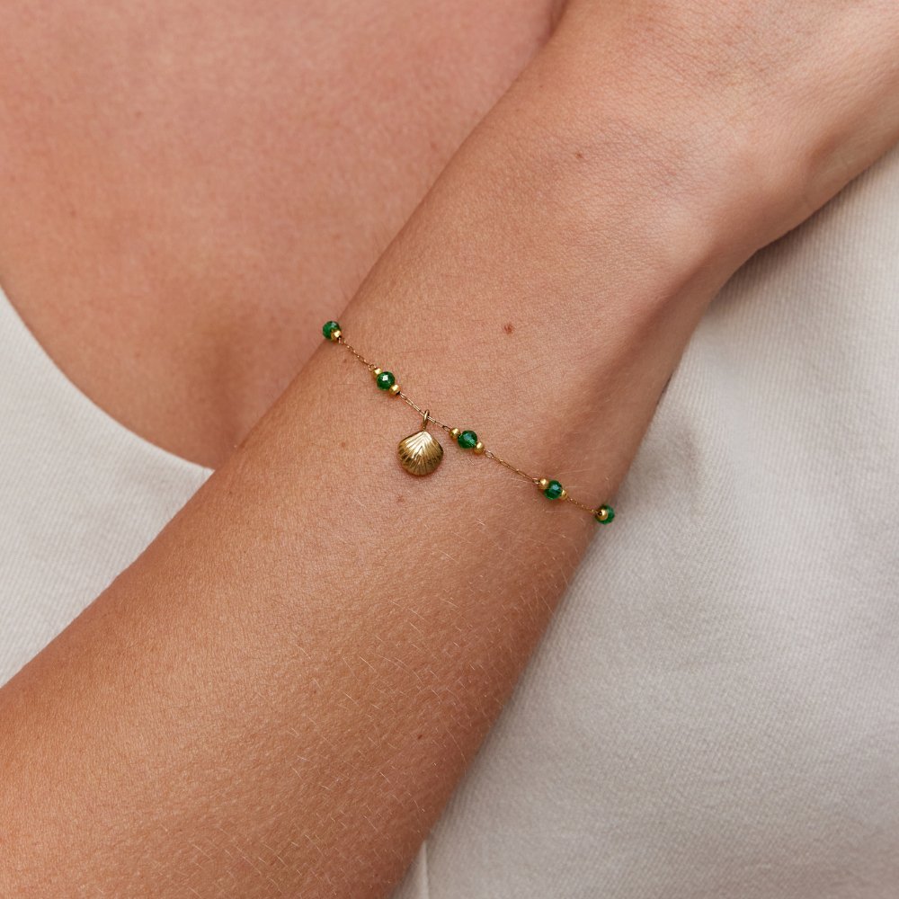 Pulsera  de concha dorada y cuentas verdes