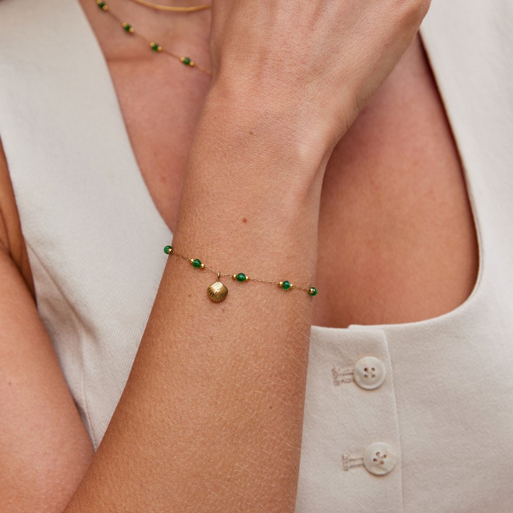 Pulsera  de concha dorada y cuentas verdes