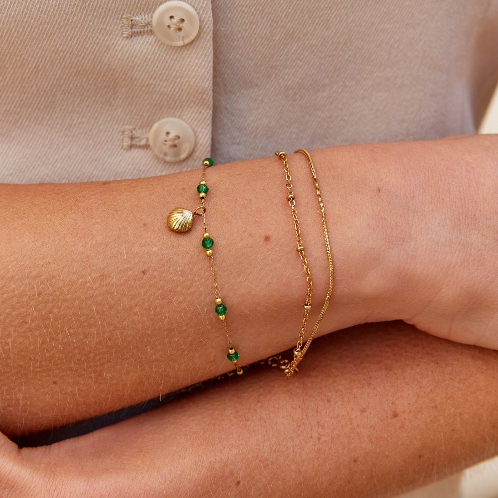 Pulsera  de concha dorada y cuentas verdes