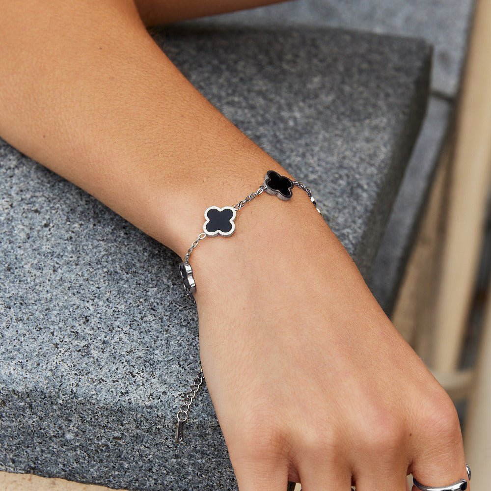 Pulsera de trébol negro de plata